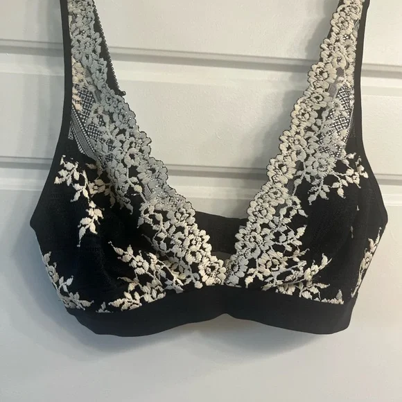Wacoal Black and Cream Lace Bras Intimates Collection - Picture 1 of 4
